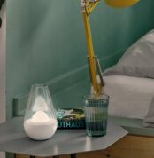 Stadler Form Nina aroma difuzer osveživač vazduha sa kuglom svetli na stolu